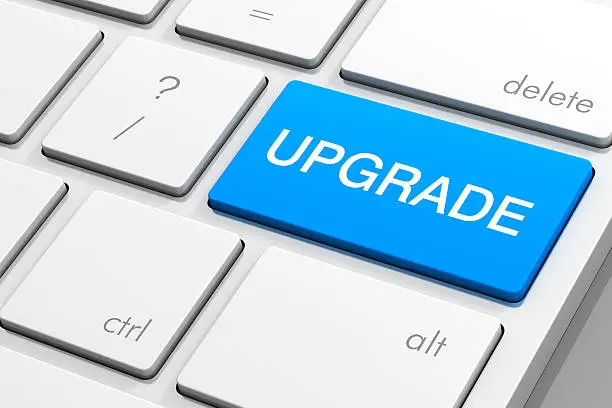 Un teclacdo con una tecla de UPGRADE que simboliza la facilidad de actualizar el pc gaming