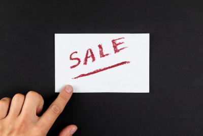 imagen de una mano mostrando venta de palabra escrita en un papel